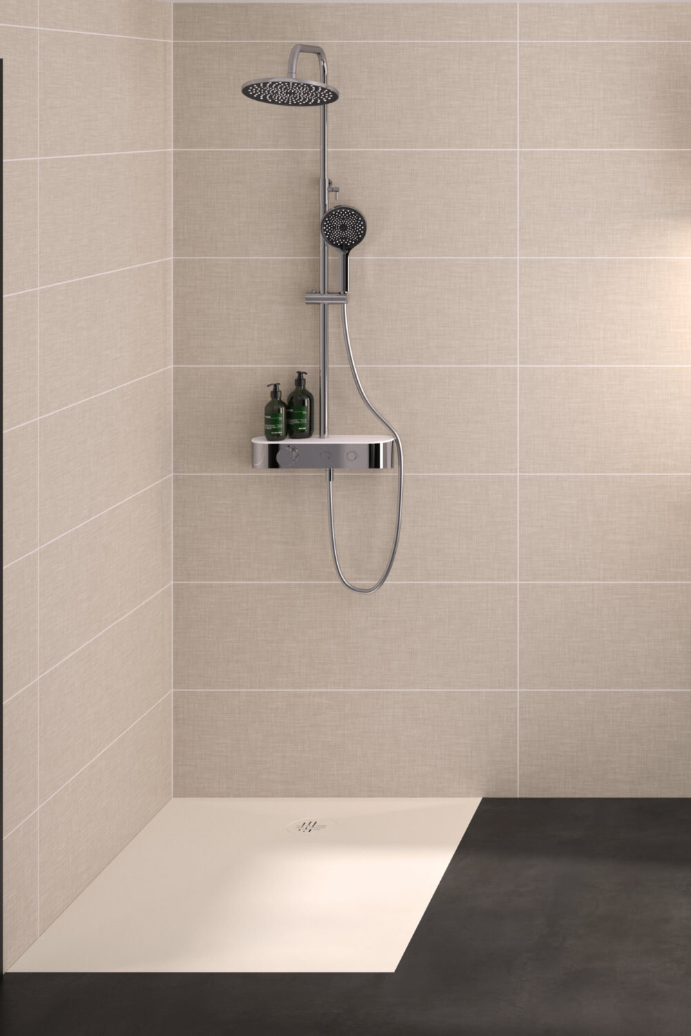 Eine ebenerdige Dusche mit offenem Zugang , Wandgestaltung mit Wandpaneelen Kinewall Crédence und Dusch-Armatur mit integrierter Ablagefläche
